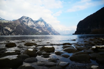 水体中的岩层